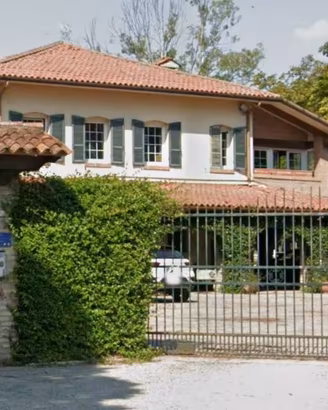Rustico / Casale di 346000 m² con più di 5 locali 