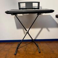 Tastiera Yamaha YPT220 con supporto