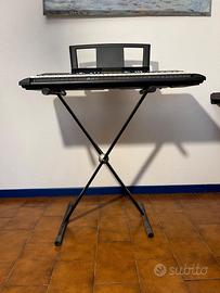 Tastiera Yamaha YPT220 con supporto