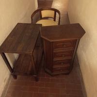 tavolino, sedia e mobiletto 