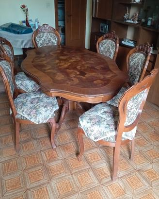 Set di antiquariato: tavolo, sedie e credenza