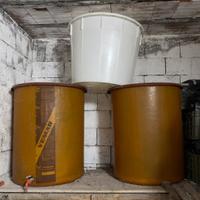 3 botti in vetroresina Vemar e una tina