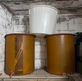 3 botti in vetroresina Vemar e una tina