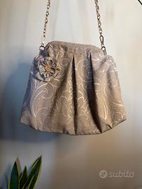 Borsa con dettaglio fiore