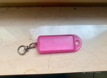 Portachiavi targhetta segnanome fucsia