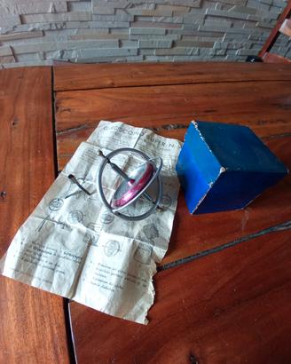vecchio giocattolo giroscopio in metallo