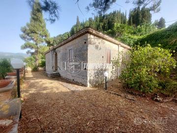 VILLA CON TERRENO ANNESSO A MONFORTE SAN GIORGIO.