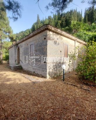 VILLA CON TERRENO ANNESSO A MONFORTE SAN GIORGIO.