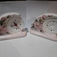 Coppia di orologi vintage in ceramica dipinta a ma