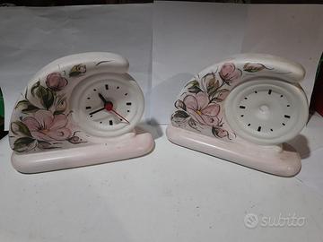 Coppia di orologi vintage in ceramica dipinta a ma