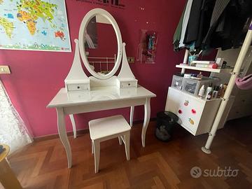 Toeletta bianca con specchio e sgabello