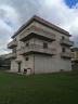 606726-palazzo-su-3-livelli-con-giardino-recintato