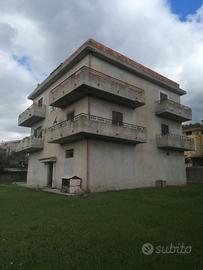 606726 Palazzo su 3 livelli con giardino recintato