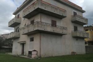 606726 Palazzo su 3 livelli con giardino recintato