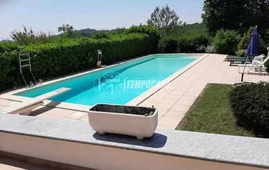 VILLA DI AMPIA METRATURA, CON PISCINA E 7000 MQ DI