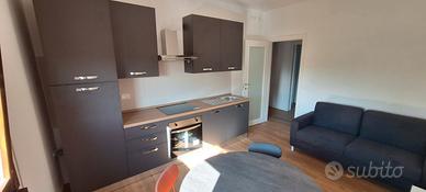 Stanza in appartamento solo donne,comodo al centro