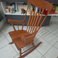 sedia a dondolo in legno massello.