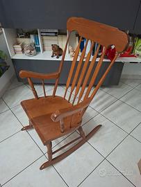 sedia a dondolo in legno massello.