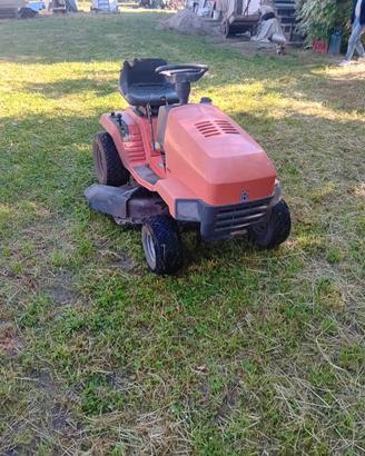 Trattorino tagliaerba HUSQVARNA