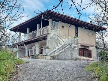 Villetta con corte e terreno di mq. 4000