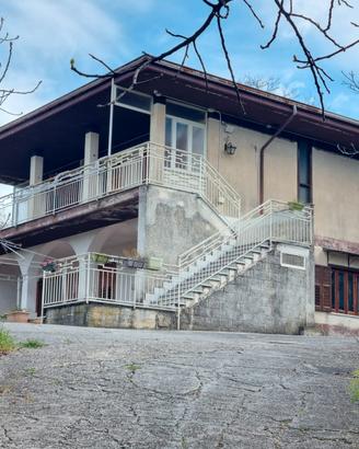 Villetta con corte e terreno di mq. 4000