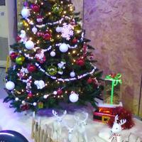 Albero di natale con addobbi