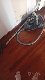 Aspirapolvere Hoover perfettamente funzionante.