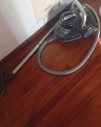 Aspirapolvere Hoover perfettamente funzionante.