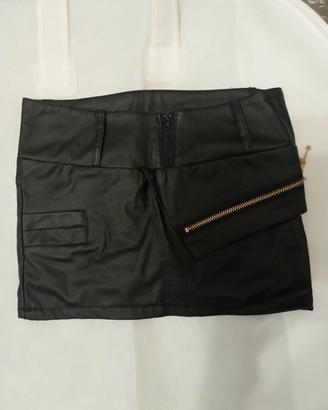 minigonna in pelle con pantaloncino interno