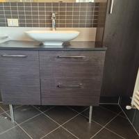 Mobile bagno in legno con vasca da appoggio