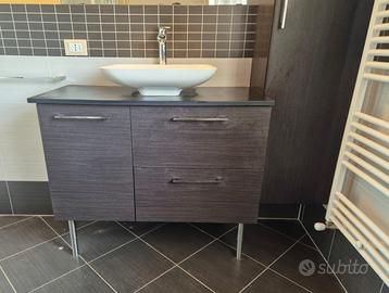 Mobile bagno in legno con vasca da appoggio