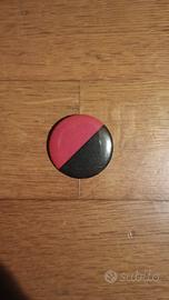 Spilla pin bandiera anarco comunista 32mm 