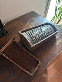 Grattugia vintage con cassetto in legno