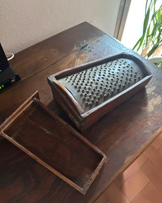 Grattugia vintage con cassetto in legno