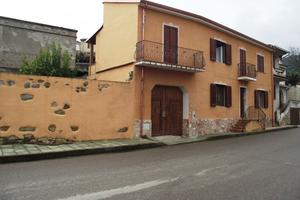 Casa singola con ampio conrtile in centro paese