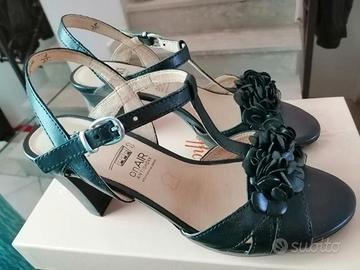 Sandali vera pelle neri Caprice