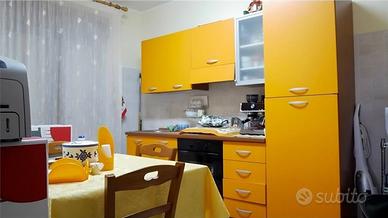 Cucina completa di tavolo e 4 sedie