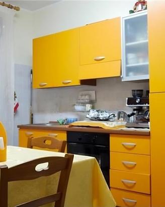 Cucina completa di tavolo e 4 sedie