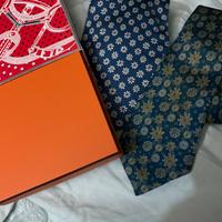 Hermès: 2 cravatte seta vintage + 1 scatola