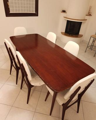 Tavolo in legno e 6 sedie