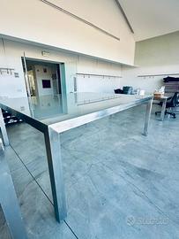 Tavoli in acciaio e vetro temperato