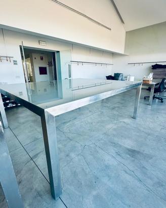 Tavoli in acciaio e vetro temperato