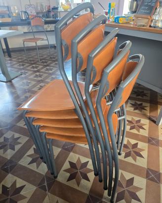 Sedie e tavoli in legno e metallo.