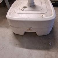 Base ombrellone in plastica con ruote. 