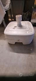 Base ombrellone in plastica con ruote. 