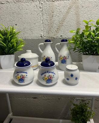 Set oggetti da cucina con salino, porta spezie ecc