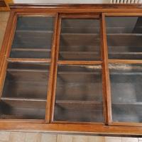 Libreria sospesa da muro con ante in vetro antica