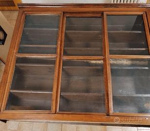 Libreria sospesa da muro con ante in vetro antica