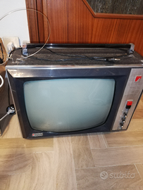 Televisore portatile d'epoca a valvole