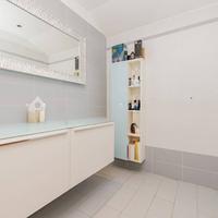 Mobile bagno sospeso moderno con top in vetro